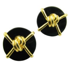 CIPULLO stylish yellow gold and black onyx earrings.