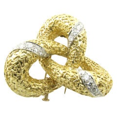 VAN CLEEF & ARPELS chic yellow gold and diamond brooch