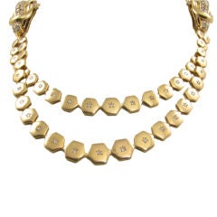 A chic yellow gold and diamond necklace with detachable clips.