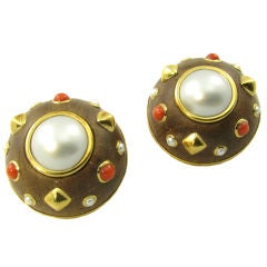 TRIANON classic wood, yellow gold, mabe pearl and coral earrings