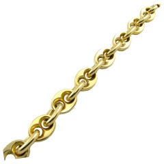 A chic yellow gold link bracelet.