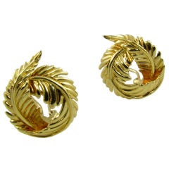 Vintage VERDURA chic gold "feather" earrings.