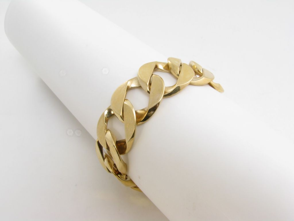An 18 karat yellow gold bracelet.  Signed Verdura.  From the Classic Link Collection.  Approximate gross weight of bracelet is 90 grams.