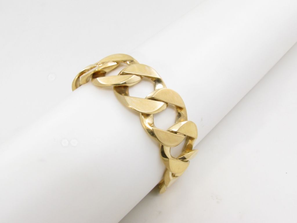 Contemporary VERDURA classic gold link bracelet.