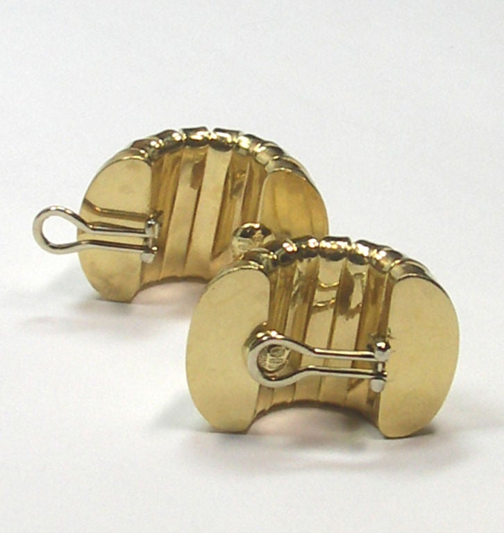 Beautiful 18K yellow gold earrings from the 