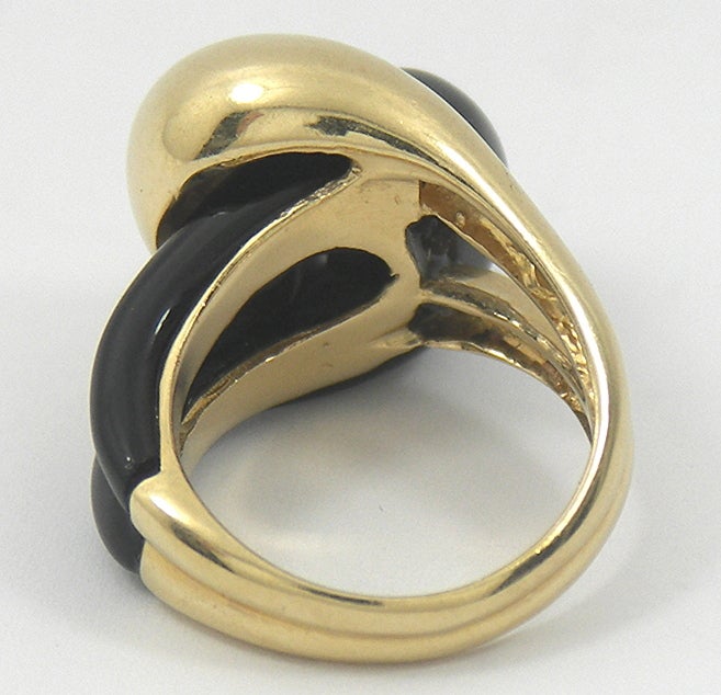 Stylized Yin and Yang Ring by MAZ in Gold and Onyx In Excellent Condition In Palm Beach, FL