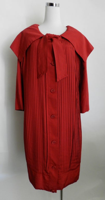 1960's vintage Fabiani red pleated evening coat. Body is raw silk and interior is lined with silk. Colour is bright lipstick red.

Shipping prices provided are for FedEx Ground to the USA. For quotes on international or Canada, or faster express