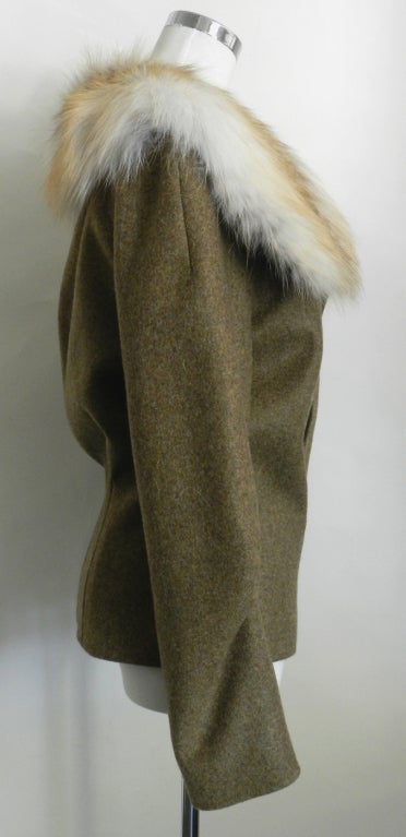 Oscar De la renta fox fur collar coat. Olive colour coat fastens with hidden buttons up centre front. Collar is detatchable.  Tagged size USA 4. Material content is 90% cashmere and 10% goat hair.  Fur is golden island fox fur. Excellent condition