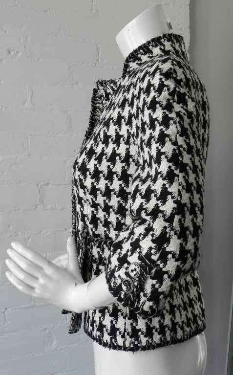 Chanel 2008 P Jacke mit schwarzem und weißem Hahnentrittmuster.  Ausgezeichneter Zustand.  etikettierte Größe 36.  100% Seide, die sich wie Baumwolle anfühlt.  Tatsächliches Kleidungsstück Büste ist 36 