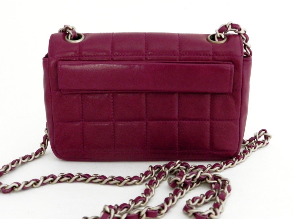 Chanel Raspberry Wallet on Chain In Excellent Condition In Toronto, ON