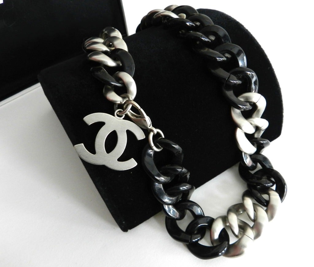 Chanel 07P Short Resin & Brushed Silver Choker Necklace In Excellent Condition In Toronto, ON
