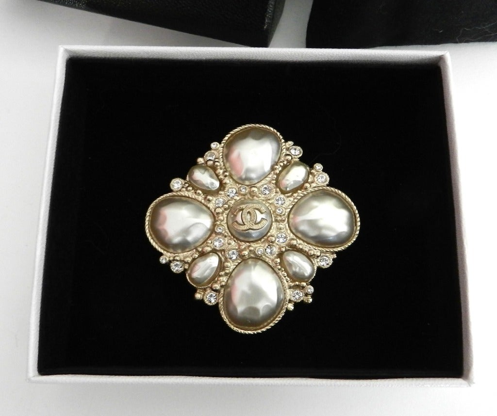 champagne brooch