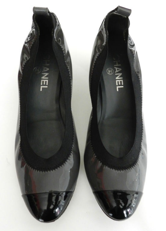 Chanel grey and black chunky heel patent leather shoes with elastic opening.  Size 41. Excellent condition.

Shipping prices quoted are for FedEx Ground to the USA. For international, Canada, or faster priority service to the USA please email with