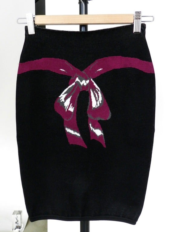 Alaia bandage bodycon skirt. Stretch jersey tube skirt. Size XS (USA 0). About 24/25 inches waist, 33/34 inches hip, 18.5 total length.

Shipping quotes provided are for USA. For Canada and International orders please email in advance for a