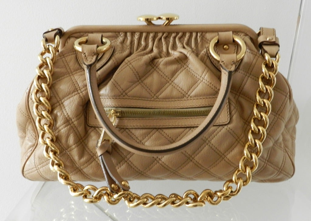 Marc Jacobs beige leather Stam bag. Goldtone metal hardware and chain. Excellent previously owned condition with clean interior. Body measures 15 x 10.5 x 5.5