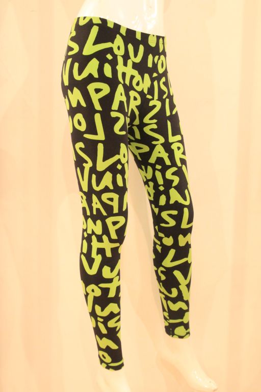 This highly collectible and desirable LOUIS VUITTON Stephen Sprouse graffiti leggings/tights is a limited collection which designed by Marc Jacobs and Louis Vuitton to pay homage to Sprouse who passed away last 2004. <br />
<br />
The legging is