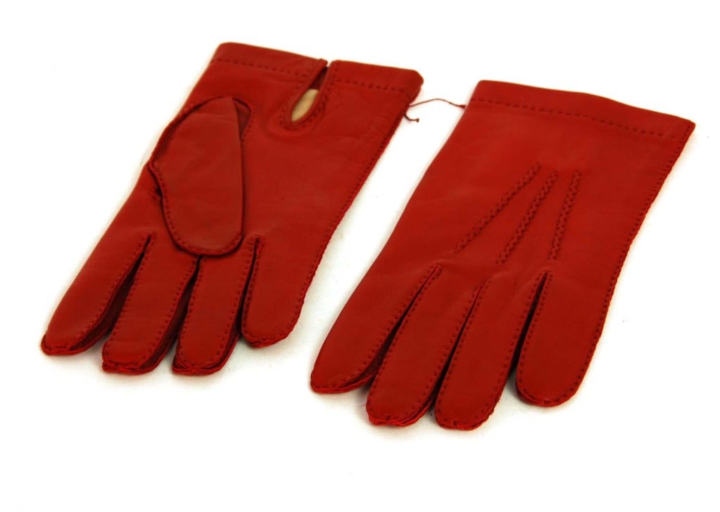 HERMES Red Leather Gloves With Contrast Piping In Excellent Condition In New York, NY