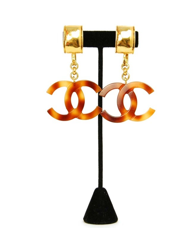 CHANEL Oversize Brown Tortoise CC Drop Earrings

    Age: 1994
    Made In France
    Materials: Tortoise Resin, Gold Tone Metal
    Features Curved Gold Tone Clip On Post With Gold Links And Oversize Drop Brown Tortoise CC Charm.
    Stamped