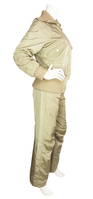 Chanel Beige Snow Suit
Age: 2002
Materials: 50% Polyamide, 50% Polyester with 100% Polyester Lining
Closes with Front Zipper
Features Two Front Pockets and One Pocket on Left Sleeve

Marked Size: 40

US Size: Small

Jacket

Shoulder: