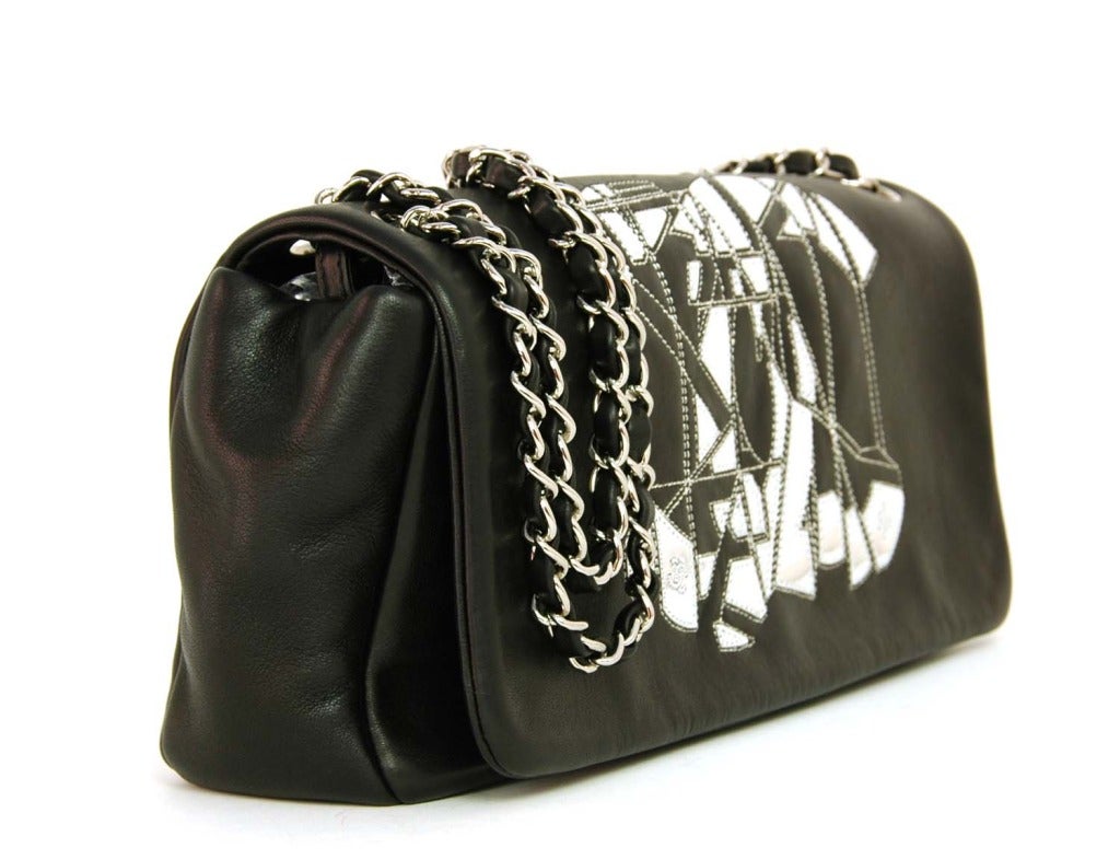 CHANEL Schwarze Lammfell-Klappentasche mit geknacktem Spiegel CC-Logo im Zustand „Hervorragend“ in New York, NY