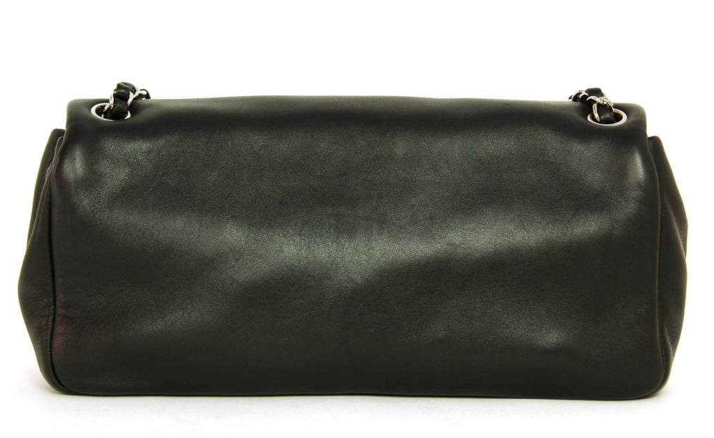 CHANEL Schwarze Lammfell-Klappentasche mit geknacktem Spiegel CC-Logo Damen