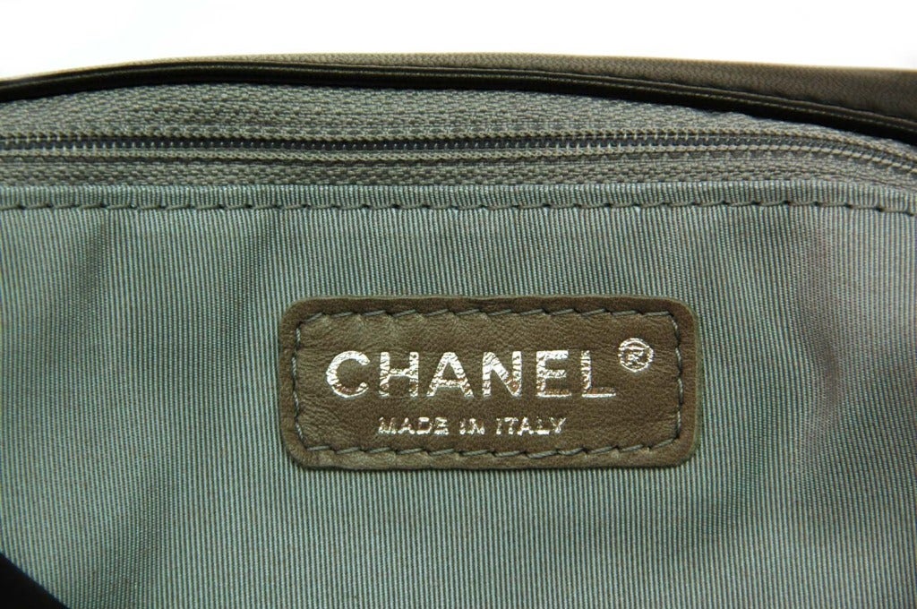 CHANEL Schwarze Lammfell-Klappentasche mit geknacktem Spiegel CC-Logo 3