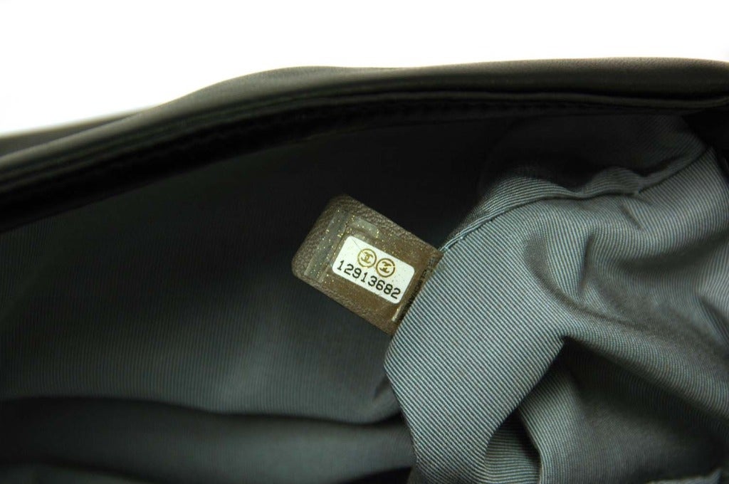 CHANEL Schwarze Lammfell-Klappentasche mit geknacktem Spiegel CC-Logo 4
