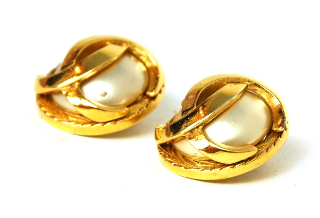 Chanel Gold CC Clip On Earrings
Age: 1986
Made In France
Materials: Steel
Stamped: CHANEL MADE IN FRANCE 23
Diameter: 1