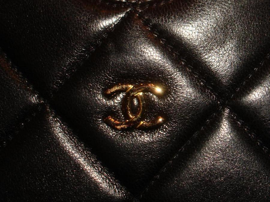 Chanel 1990er Jahre schwarz gesteppt Lammfell Leder Wärmflasche Tasche w Kette im Zustand „Gut“ in New York, NY