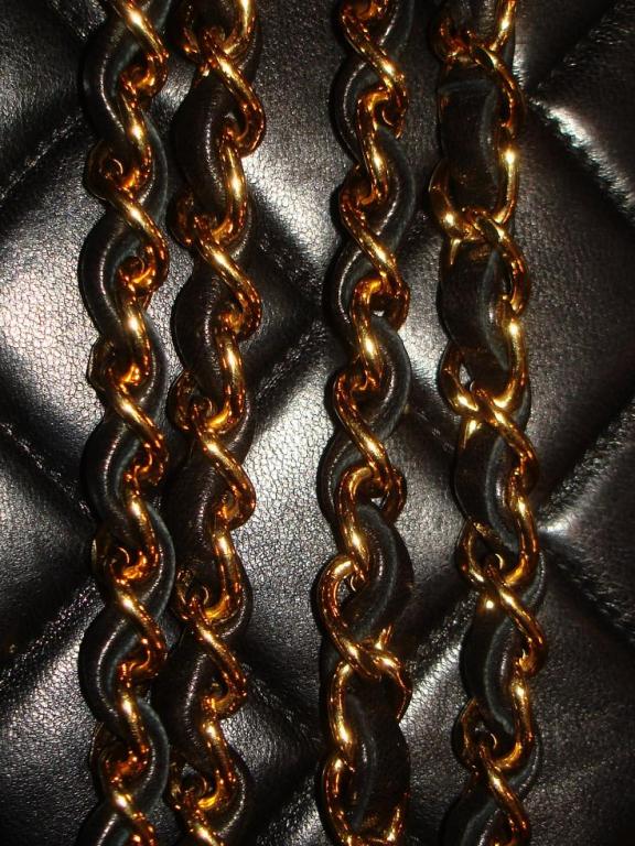 Chanel 1990er Jahre schwarz gesteppt Lammfell Leder Wärmflasche Tasche w Kette 1