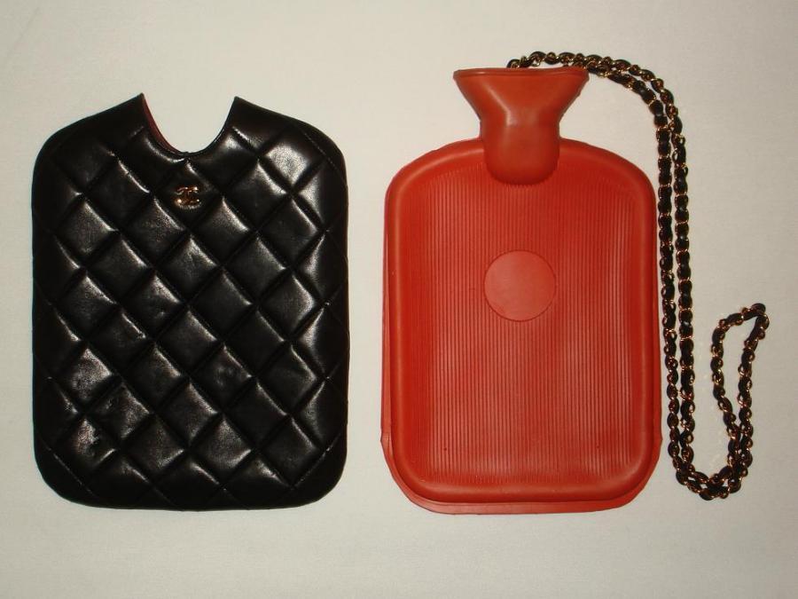 Chanel 1990er Jahre schwarz gesteppt Lammfell Leder Wärmflasche Tasche w Kette 3