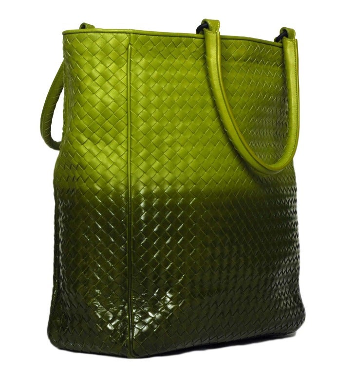 Bottega Veneta Green Woven Leather Ombre Tote
Made In Italy
Materials: Leather
Stamped: 