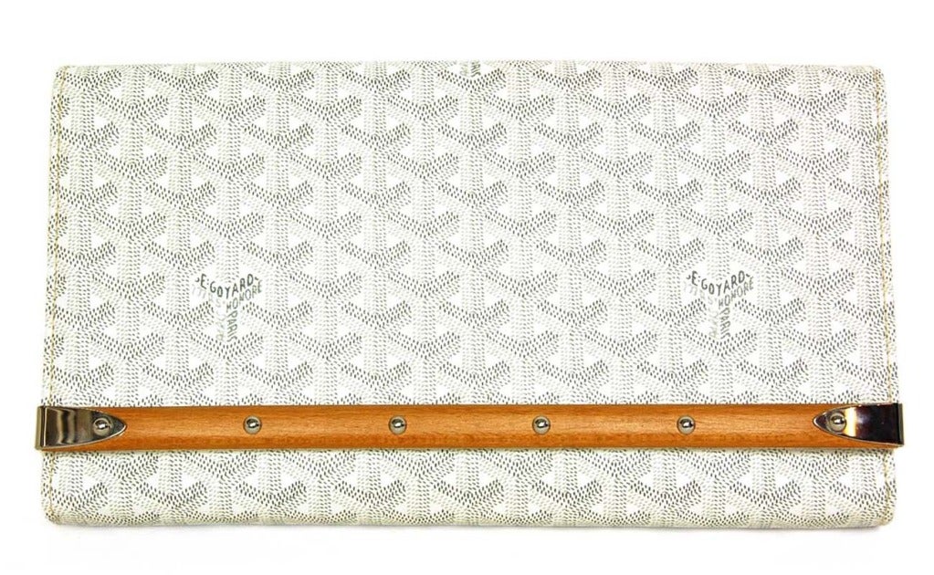 GOYARD White Canvas Logo Clutch W. Bamboo Trim (Box)

    Made In France
    Materials: Canvas, Bamboo, Silver Hardware, Yellow Cloth Lining.
    Features classic Goyard logo pattern in white and grey with bamboo and silver stud accents on