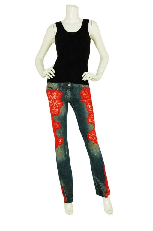DOLCE & GABBANA Blaue Jeans mit durchsichtiger roter Spitzenapplikation, Gr. 40 2