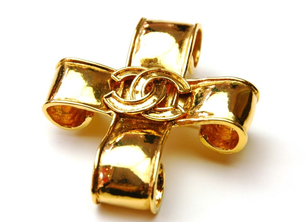 Chanel Gold Cross Pin w. CC
Age: 1994
Made in France
Materials: metal
Stamped: CHANEL MADE IN FRANCE 94
2.5