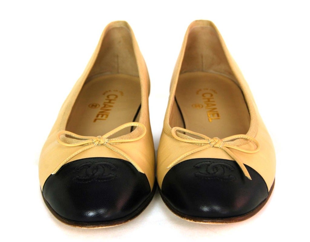 CHANEL Tan & Black Leather Cap Toe Ballet Flats Sz. 40.5 - Box

Made in Italy
Materials: black and tan leather, grosgrain piping, stacked wooden heel.
Features classic tan ballerina flat with black cap toe, featuring stitched CC detail. Tan
