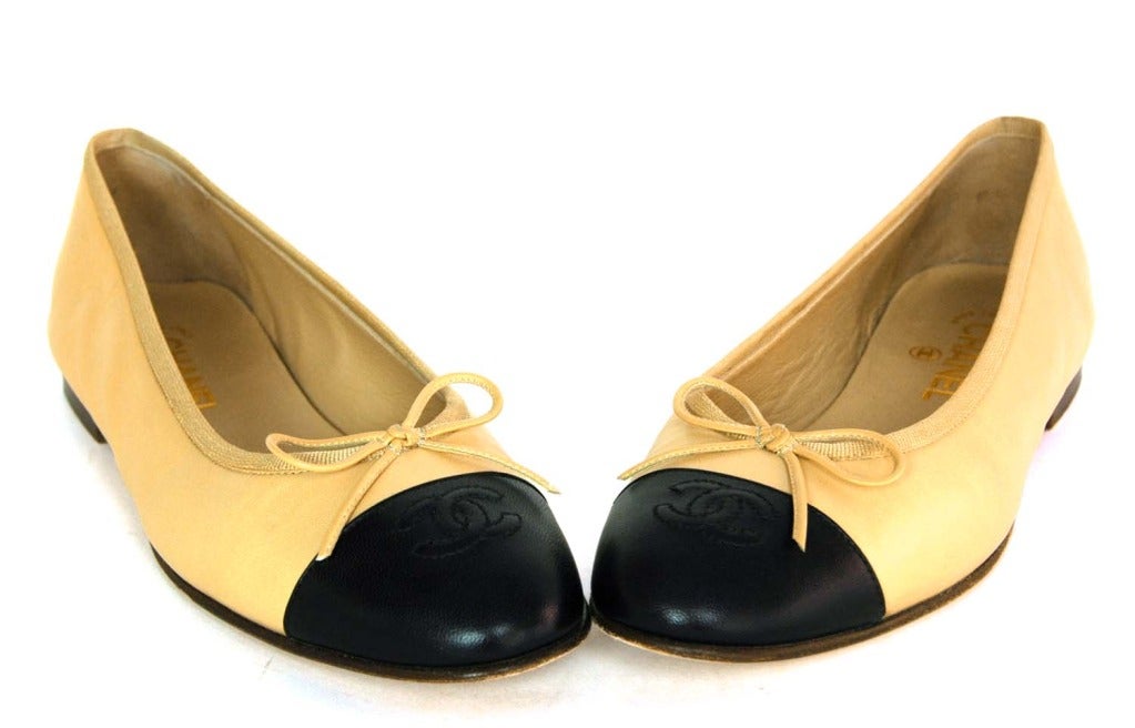 CHANEL Tan & Black Leather Cap Toe Ballet Flats Sz. 40.5 - Box In Good Condition In New York, NY