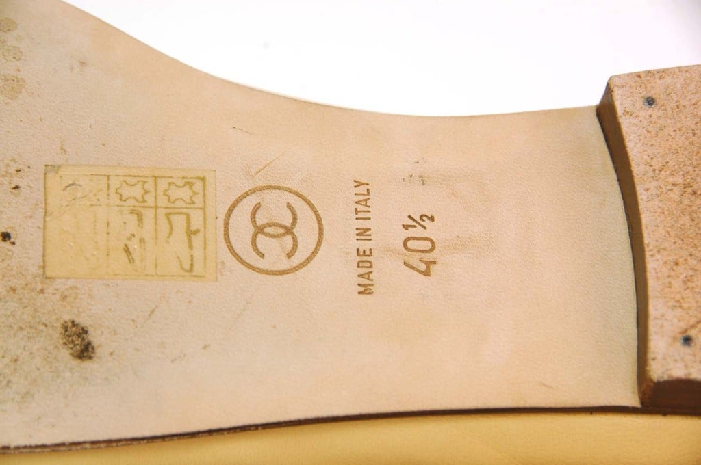 CHANEL Tan & Negro Cuero Cap Toe Bailarinas Sz. 40.5 - Caja 4