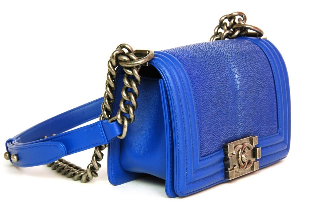 CHANEL New In Box Electric Blue Stingray 'Boy Bag' W. Zinn Hardware 2013

Alter: 2013
Hergestellt in Frankreich
MATERIALIEN: Leder, Stachelrochen, Zinnbeschläge.
Rechteckige Tasche mit Stachelrochenkörper und gerippten Lederpaspeln.