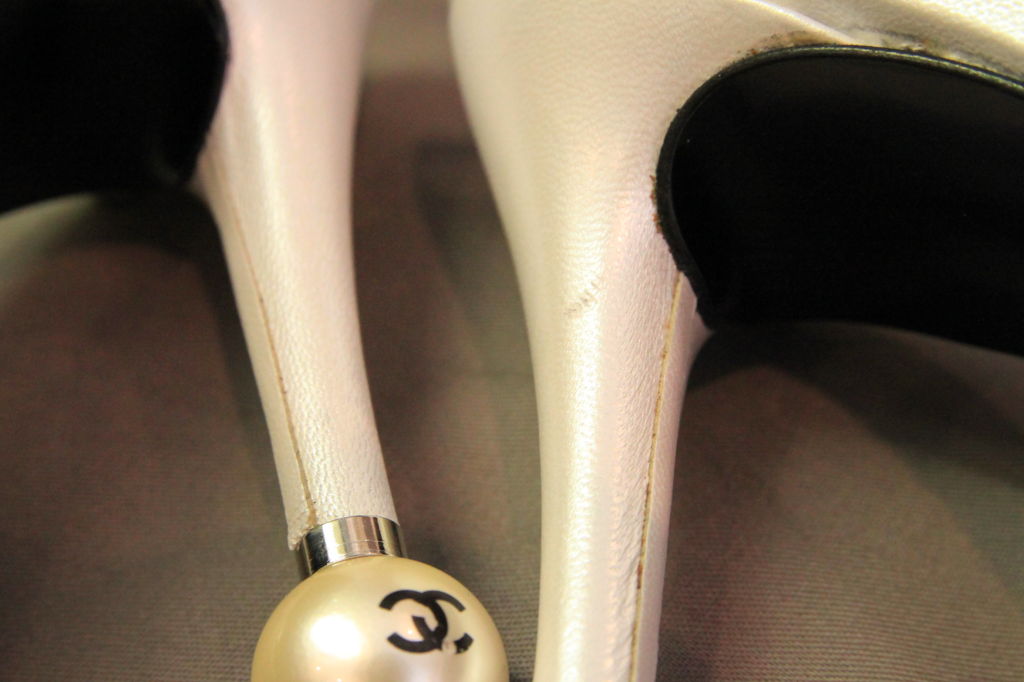 CHANEL PEARLIZED WHITE/BLACK LEATHER W/ CC PEARL HEELS 1