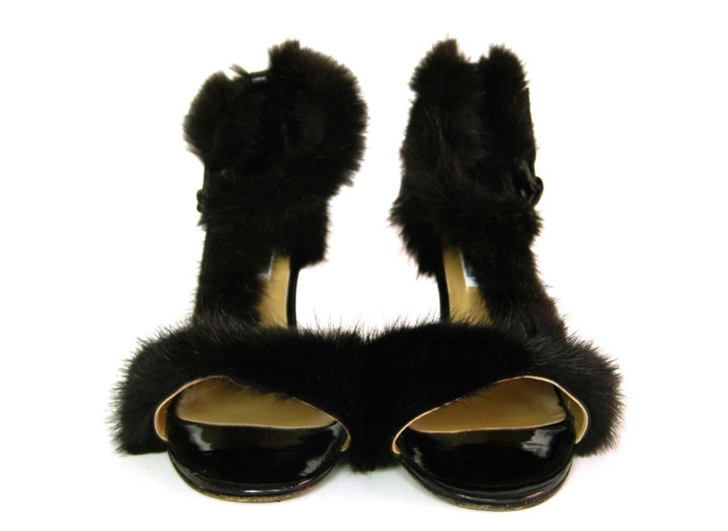 Gianni Versace Black Patent Shoes With Mink Trim - Size 36.5/6.5
Made in Italy
Materials: Patent leather, mink fur
Rhinestone buckle
Labeled 