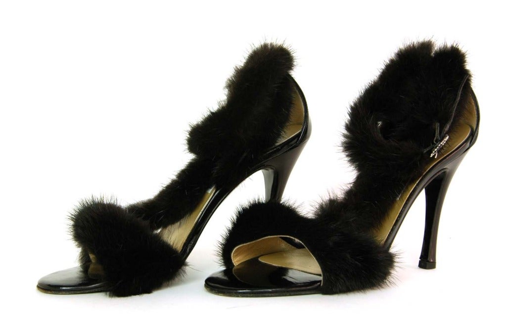 GIANNI VERSACE Black Patent Shoes With Mink Trim - Size 36.5/6.5 In Excellent Condition In New York, NY