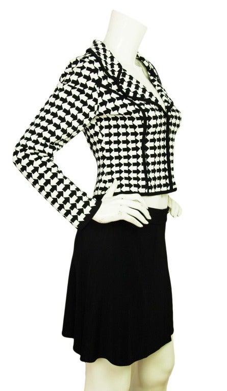 Herve Leger Black/White Arrow Print Jacket With Black Skirt - Size X-Large
Made in France
Composition: 90% viscose rayon, 10% lycra
Front button closure
Labeled 