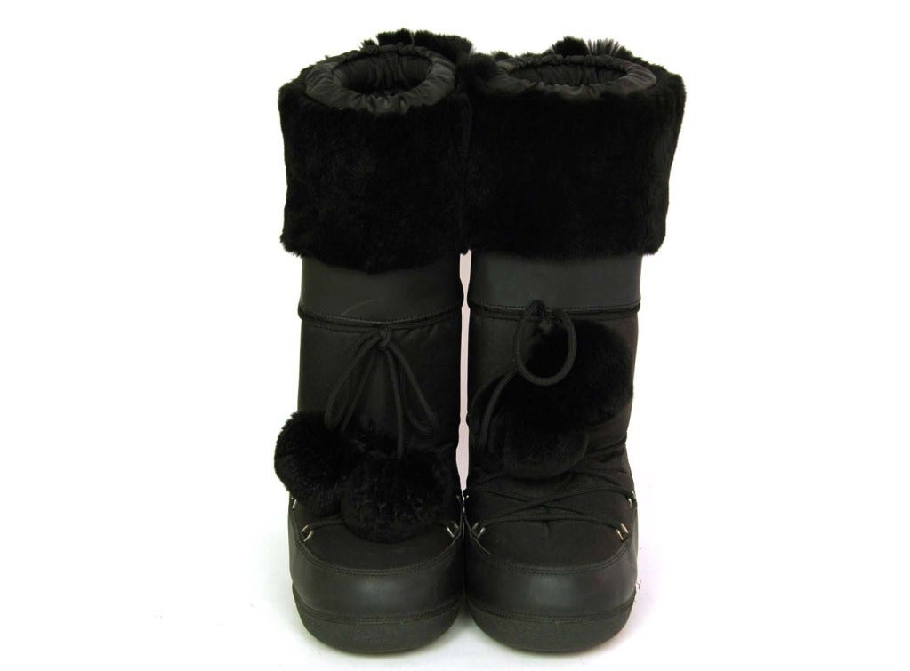 Christian Dior black nylon moon boots w. fur
Made in Italy
Materials: Nylon, fur
Features two pom poms on strings
Fits size: 41 to 43

Excellent condition
