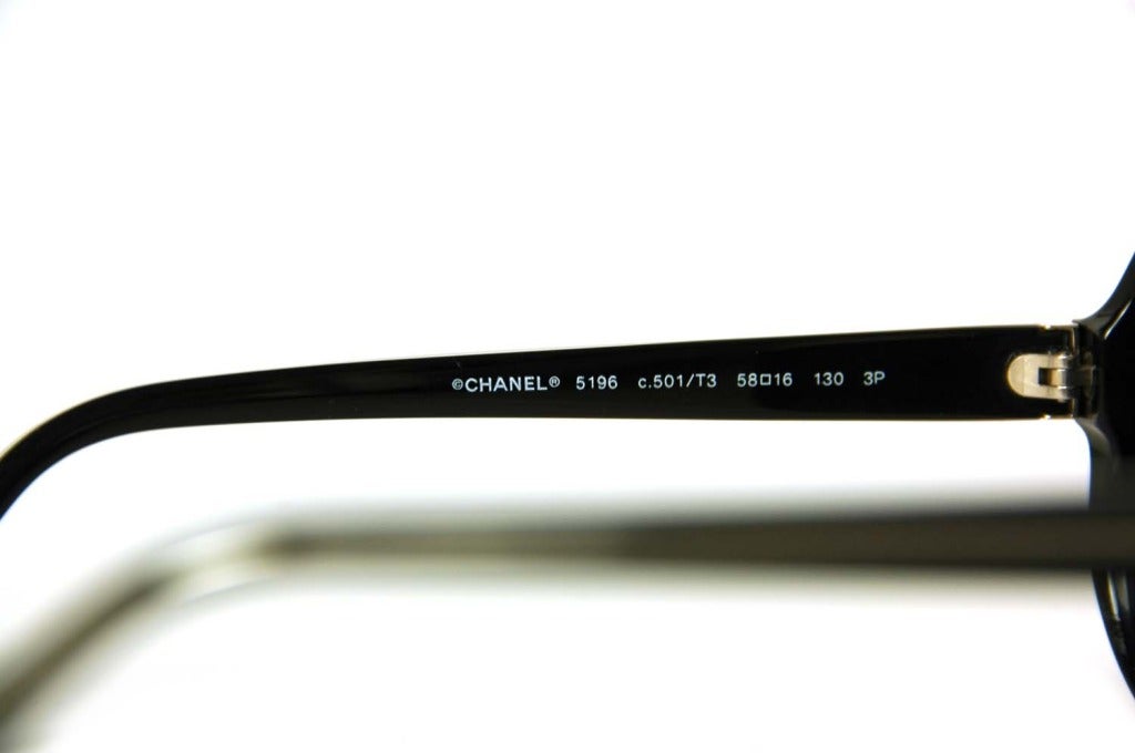 CHANEL Round Black Resin Polarized Sunglasses With Silver Arrowhead Design In Good Condition In New York, NY
