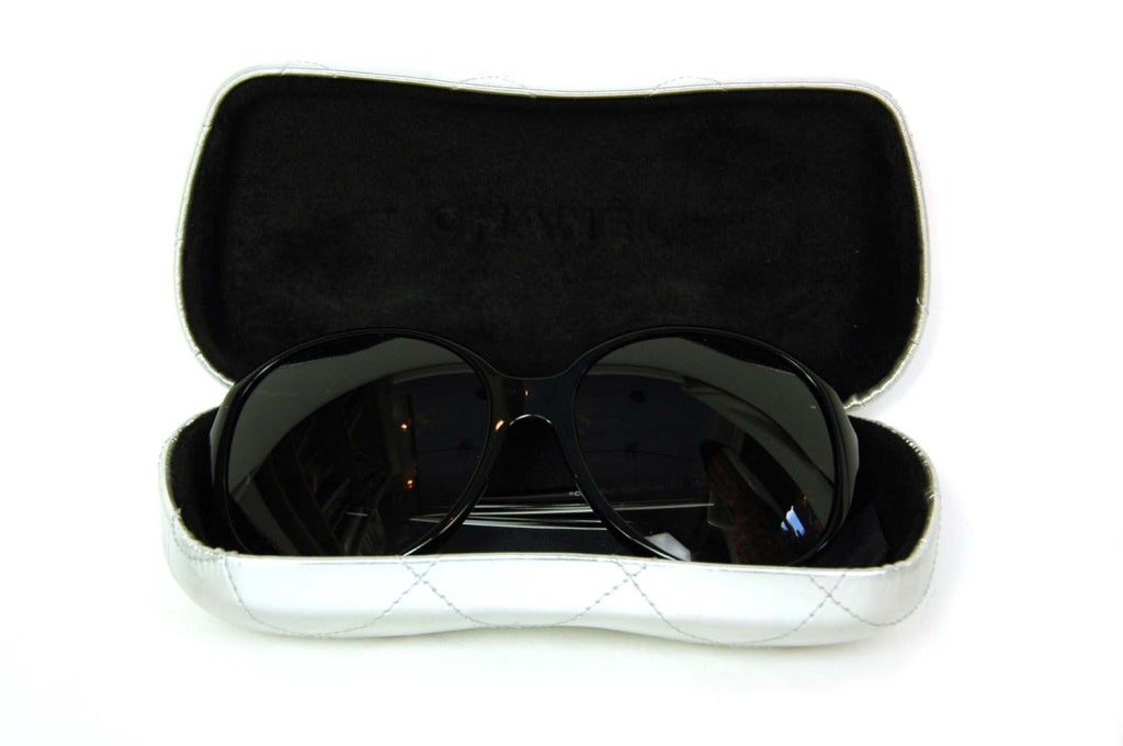 CHANEL Round Black Resin Polarized Sunglasses With Silver Arrowhead Design 4