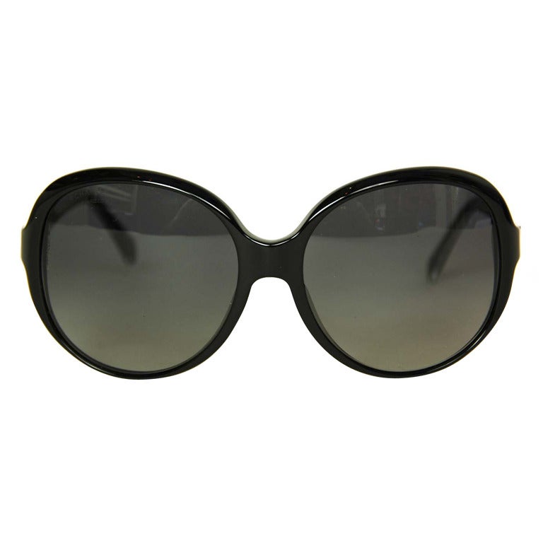 CHANEL Round Black Resin Polarized Sunglasses With Silver Arrowhead Design