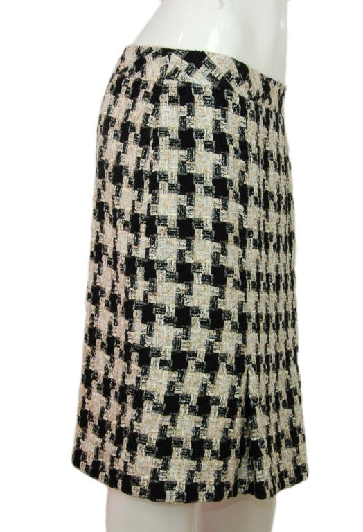 Chanel Black & White Houndstooth Skirt
Age: 2005
Made in France
Materials: cotton, polyester, nylon with silk lining

Marked size: 40

Estimated to fit US size: 10

Waist: 30