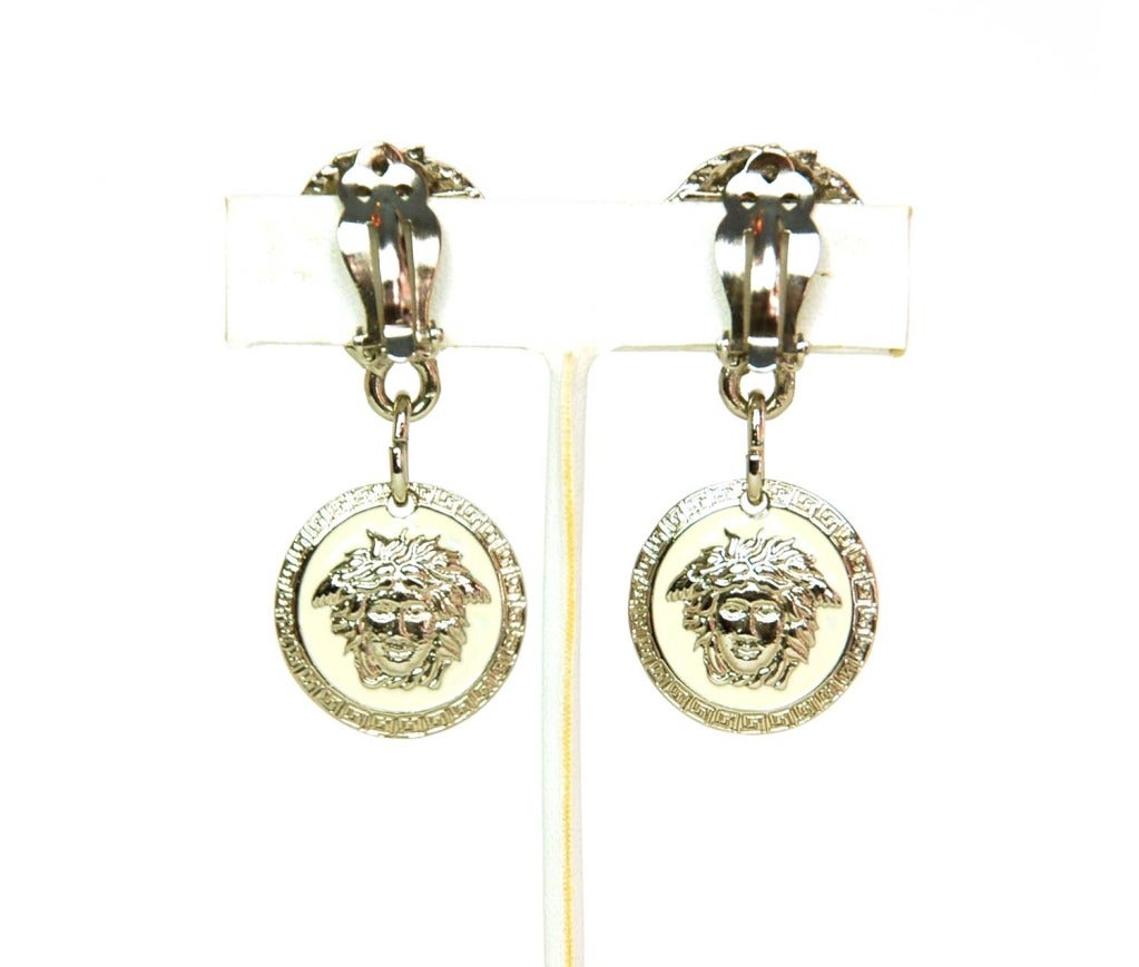 GIANNI VERSACE Silver & Black Medusa Dangling Clip-On Earrings

Made in Italy
Materials: nickel, white and black resin.
Features dangling earrings with silver medusa clip and handing medusa medallion on white enamel.
Stamped GIANNI VERSACE MADE