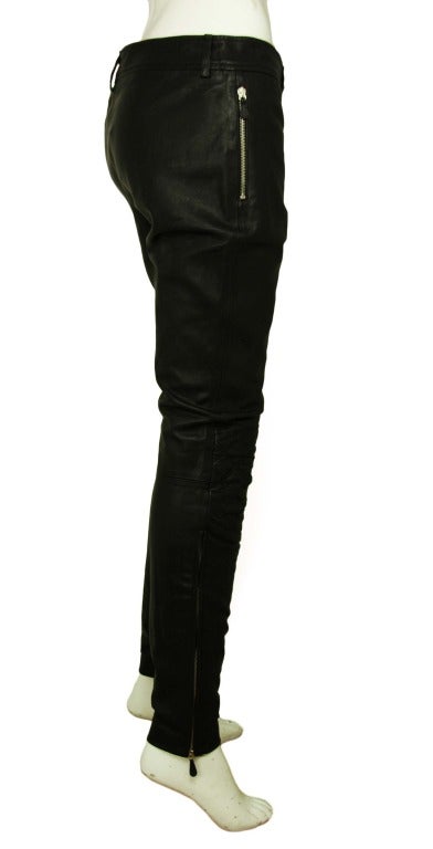 ALEXANDER MCQUEEN Black Leather Riding Pants W. Quilted Knee Sz. 38
Age: 2008
Made in Italy
Materials: leather, silver hardware.
Features leather motorcycle style pants with side zippers, zip fly with button, belt loops and quilted knee detail.